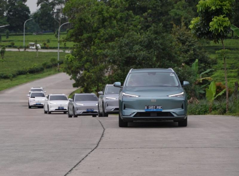 Deretan mobil listrik Geely EX5 dalam sebuah sesi test drive media yang menempuh perjalanan jarak jauh
