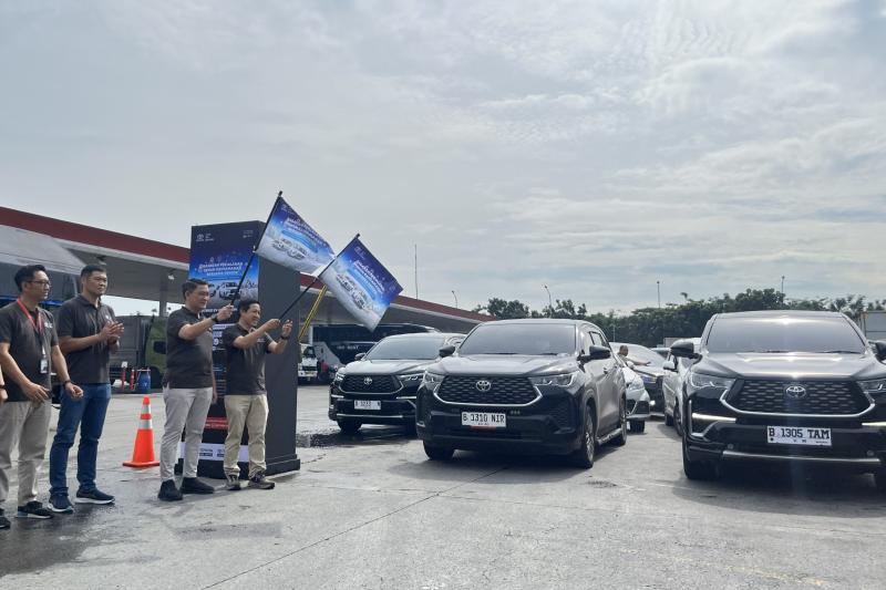 Petinggi Auto2000 melepas para pemudik yang akan menjalani perjalanan libur