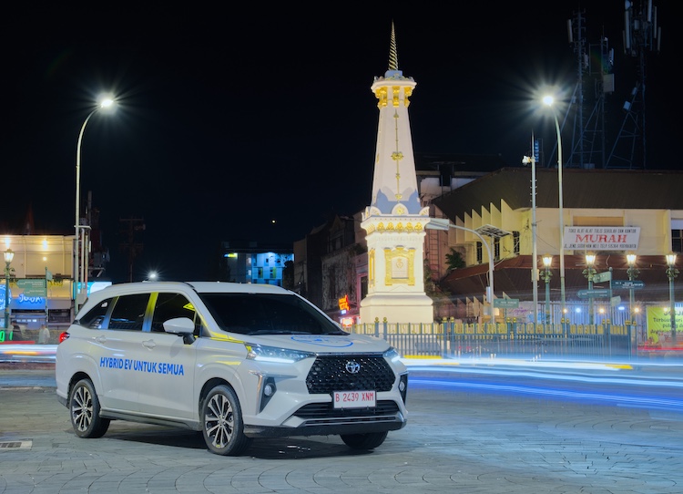 Mobil Veloz Hybrid EV melintas di Yogyakarta dalam perjalanannya menyusuri berbagai kota Nusantara
