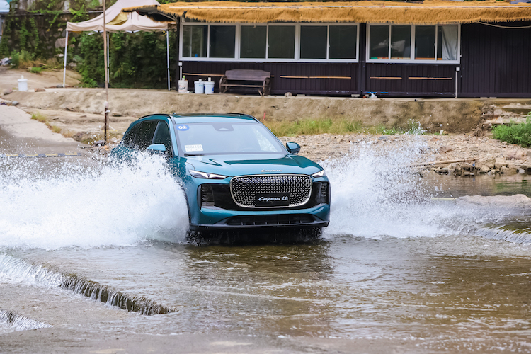 Lepas L8 menerobos genangan air dengan smooth 