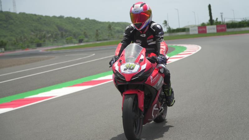 Seorang riders menikmati sensasi berkendara layaknya pembalap di Sirkuit Mamdalika