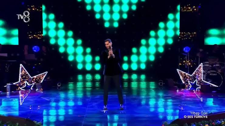 Toprak Razgatlioglu, rider PramacYamaha saat manggung sebagai singer.. (Foto: ist))