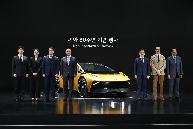 Petinggi Kia Global merayakan perjalanan 80 tahun Kia di industri otomotif dunia