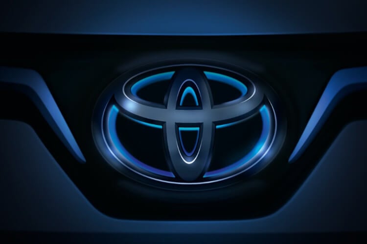 Logo Toyota berwarna biru yang menjadi simbol perkembangan produk menuju elektrifikasi 