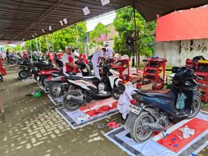 Dukung Pemulihan di Sumatera, AHM Servis Motor Gratis dan Bangun Sarana Air Bersih  