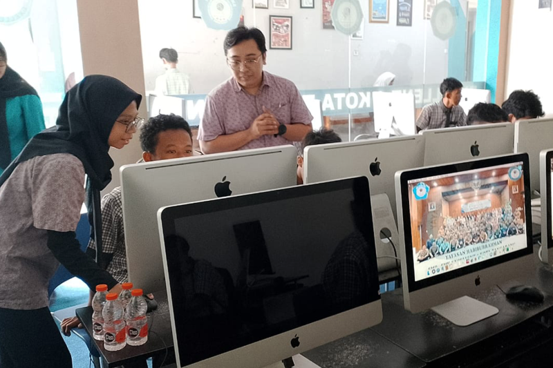 Pemateri dari Wahana mendampingi siswa dalam pembekalan digital di salah satu SMK