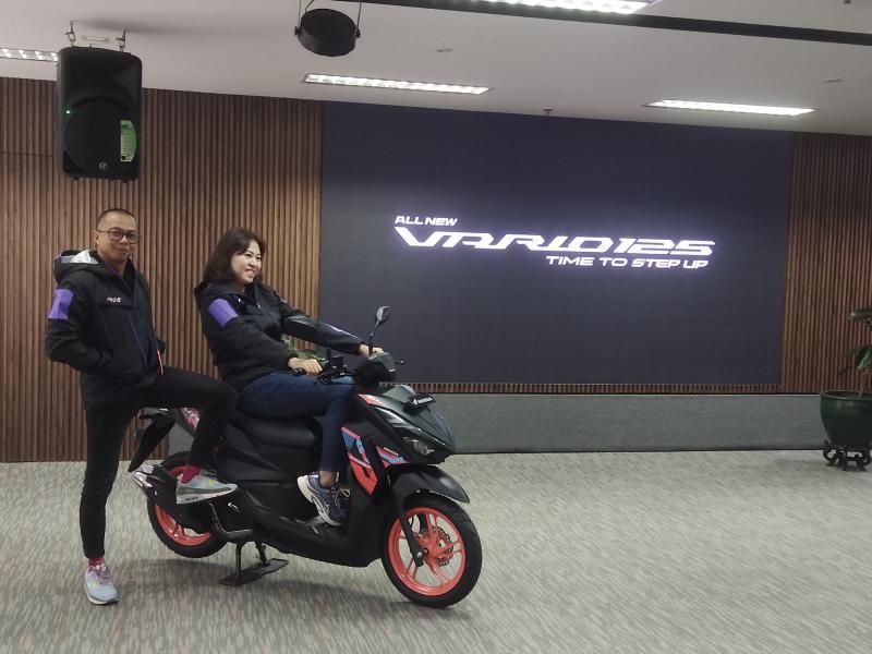 Petinggi Wahana Makmur Sejati berpose dengan All New Honda Vario 125 di Jakarta