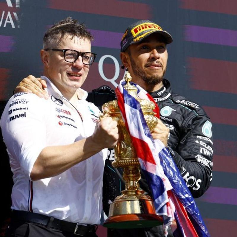 Bono dan Lewis Hamilton, dikabarkan bakal bersanding lagi di Ferrari. (Foto: silverarrow)