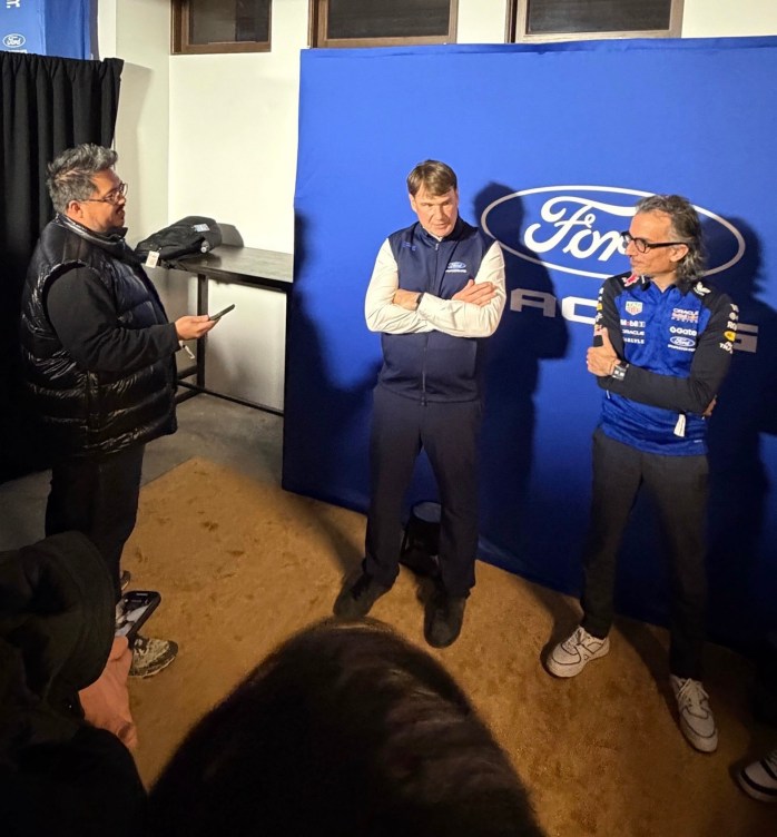 Bos Ford dan bos Red Bull saat interview dadakan di sebuah ruang kecil. (Foto: jerryperez-thedrive) 