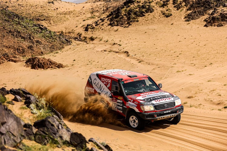 Jeje memacu tunggangannya melbas medan ekstrem di ajang Rally Dakar 2026
