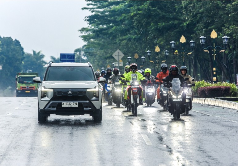 Para jurnalis tetap berkendara dengan safety di tengah guyuran hujan di dampingi Mitsubishi Destinator 