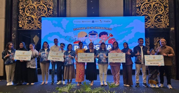 Petinggi Fifgroup menyerahkan secara simbolis bantuan pendidikan untuk anak berprestasi di Bandung