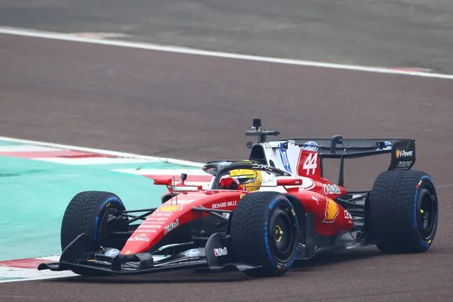 Lewis Hamilton di atas Ferrari SF26. (Foto: racepicture-gpblog)