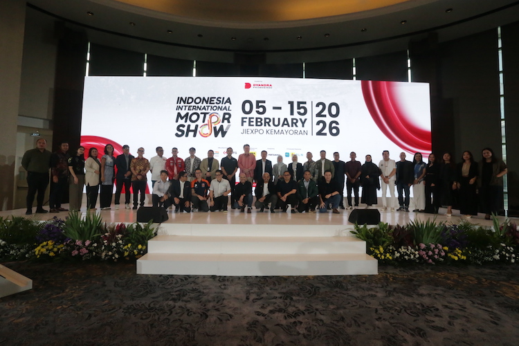 Petinggi Dyandra Promosindo dan sejumlah peserta dari brand yang mendukung pameran otomotif IIMS 2026