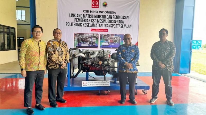 Petinggi Hino menyerahkan mesin truk untuk mendukung praktik di Politeknik Keselamatan Transportasi Jalan (PKTJ)