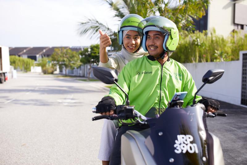 Pengemudi inDrive membonceng Penumpang ke tempat tujuan