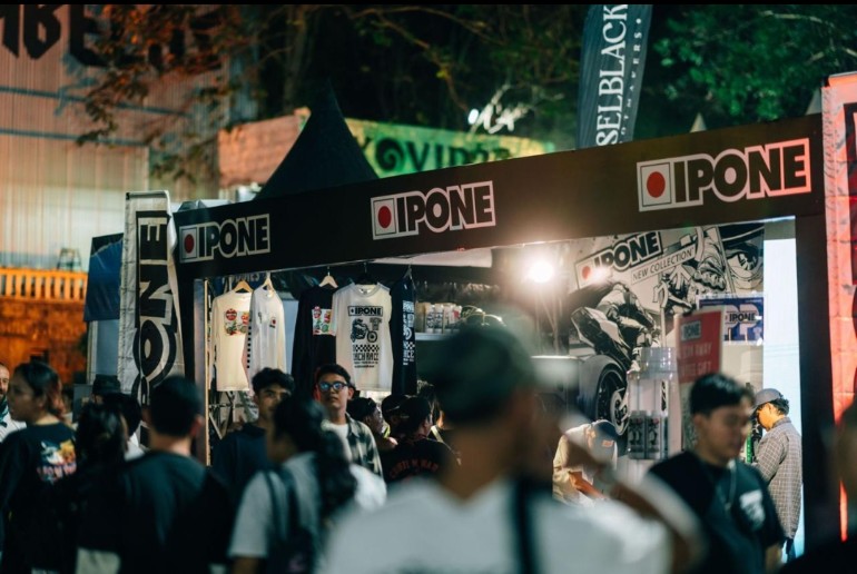 Antusias pengunjung di booth iPhone dalam sebuah pameran otomotif 