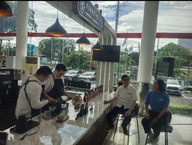 Petinggi Auto2000 menyeduh kopi di Cafe barunya di Dealer Auto2000 Puri Kembangan, Jakarta Barat