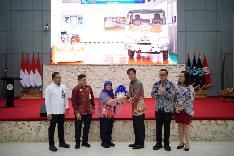 Presiden Direktur HMMI, Hiroshi Terawaki menyerahkan satu unit dan komonen mesin ke perwakilan Poltrada Bali