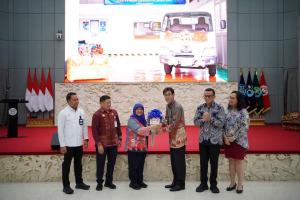 Hino Serahkan Satu Unit Kendaraan Hino 300 dan Komponen Mesin untuk Praktik Mahasiswa di Bali