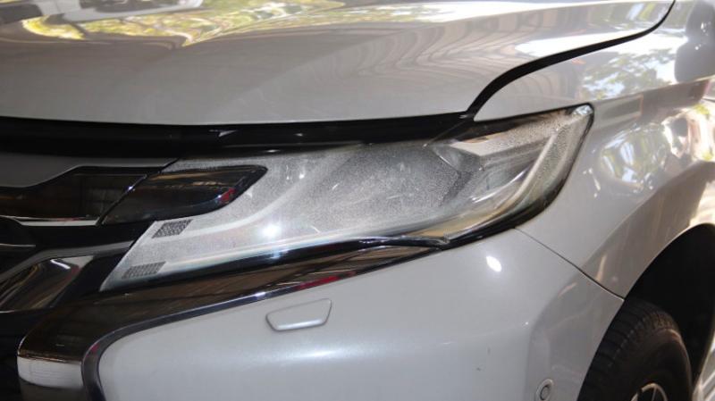 Lampu mobil mengalami kabut ekstrem sehingga daya pencahayaan menurun drastis