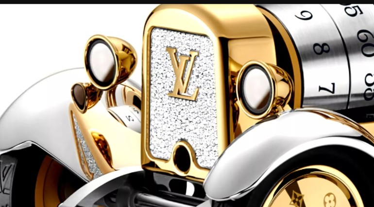 Jam meja mobil klasik Louis Vuitton berlapis emas dengan harga lebih dari Rp12 miliar