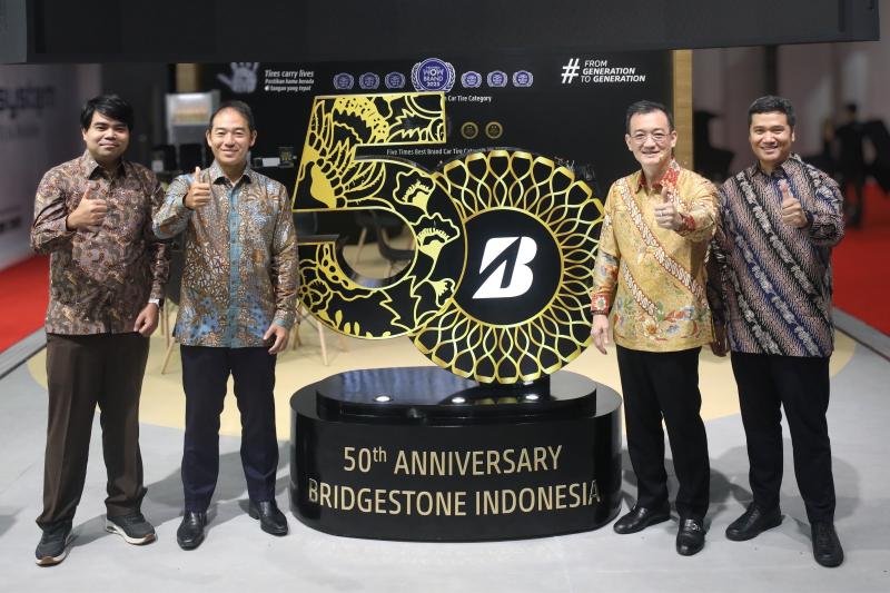 Petinggi Bridgestone berpose di booth Bridgestone di IIMS 2026