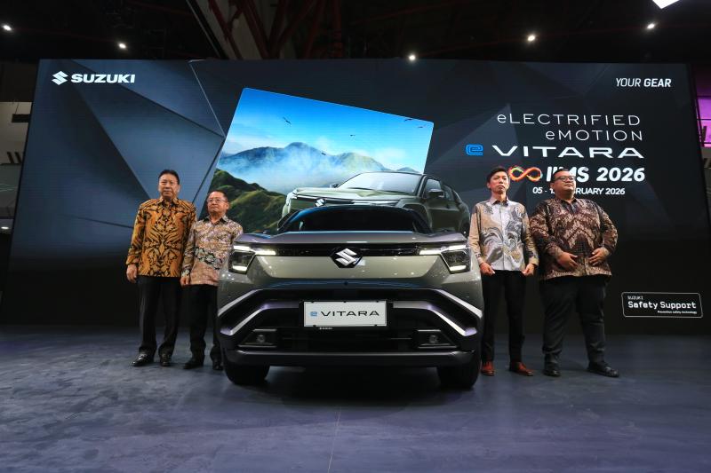 Petinggi Suzuki semringah berpose dengan Suzuki eVITARA saat peluncurannya di IIMS 2026