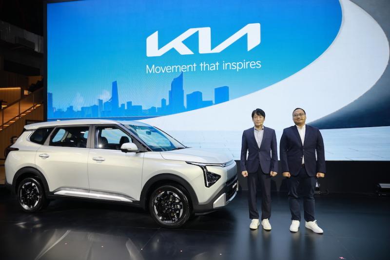 Petinggi Kia Sales Indonesia berpose dengan New Kia Carens saat peluncurannya di IIMS 2025