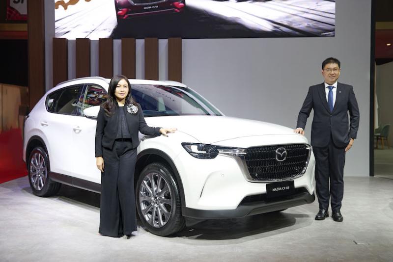 Para petinggi Mazdaberpose dengan New Mazda CX-60 Sport di IIMS 2026