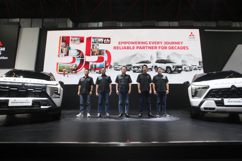 Petinggi MMKSI semringah berpose dengan Destinator dan Xforce 55th Anniversary Edition