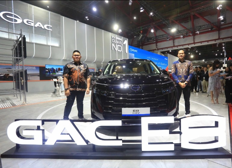 Petinggi GAC Indonesia berpose dengan MPV mewah GAC E8 di IIMS 2026