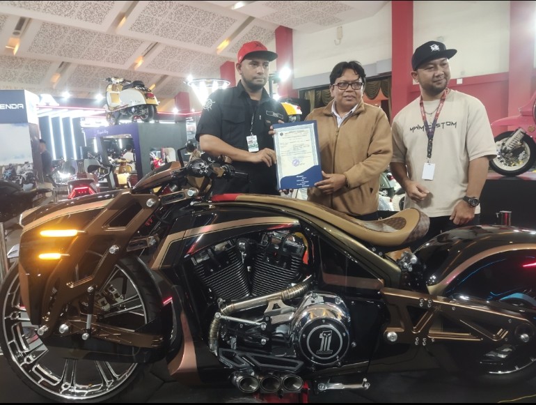 Perwakilan Workshop WMW Custom dan Perwakilan Direktorat Perhubungan Darat, Kemenhub dengan Sertifikat Kustom yang dikantongi WMW Vustom
