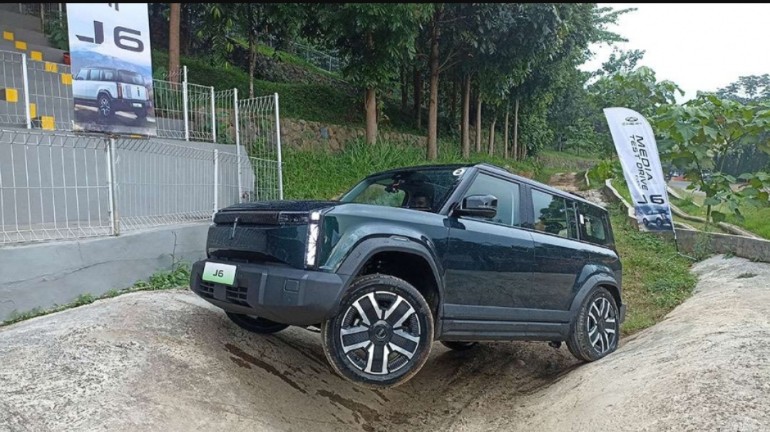 Chery J6 yang mampu melewati berbagi rintangan ekstrem dalam sebuah sesi test drive