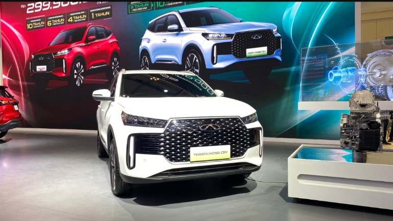 Tampilan Chery Tiggo Cross CSH yang didisplay di salah satu pameran otomotif