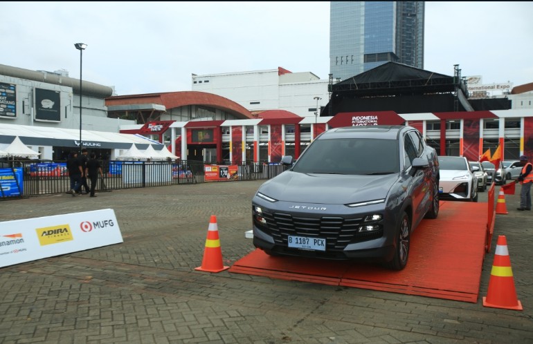 Jetour X70 Plus ramai diuji coba konsumen di area test drive IIMS 2026 di Kemayoran 