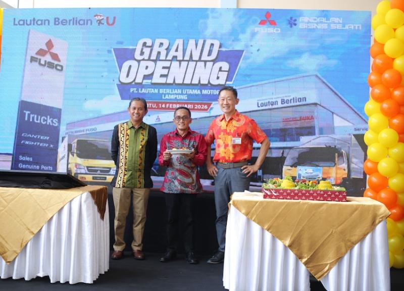 Petinggi KTB, Ahi Jaya bersama para partner bisnis meresmikan diler baru di Bandar Lampung