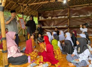 Dukung Pemberdayaan Desa, Hino CSR Bangun Saung Baca untuk Perkuat Literasi Masyarakat