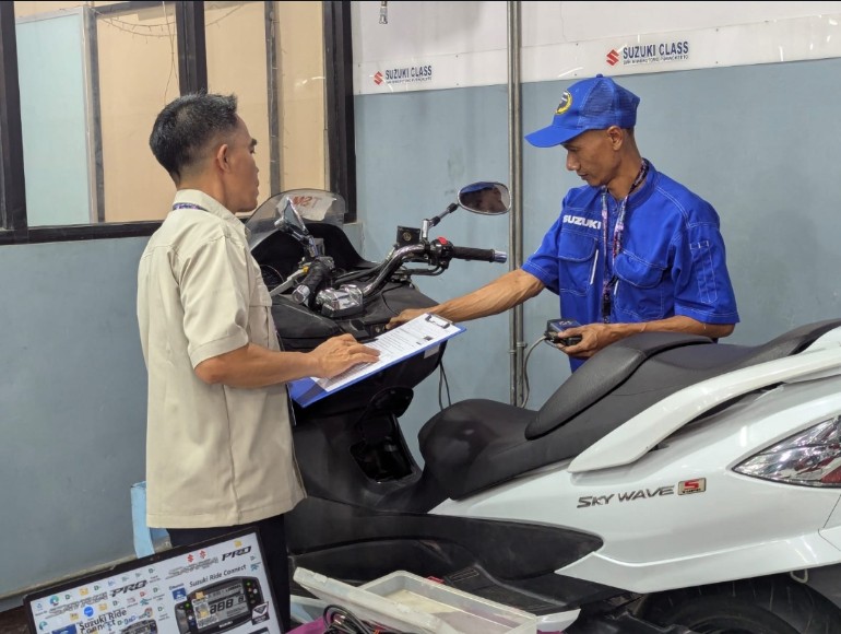 Makanik Suzuki mengikuti kompetisi kecakapan menangani masalah pada unit motor Suzuki