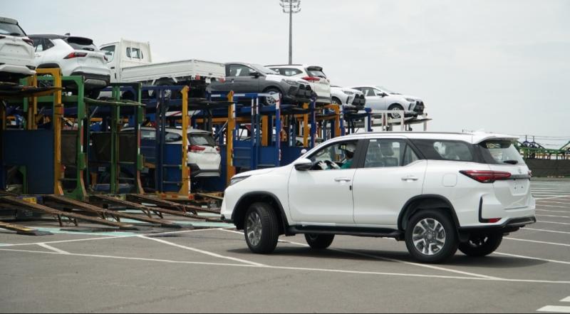 Unit Toyota Fortuner yang siap dikapalkan menuju negara tujuan dalam keberlanjutan ekspor Toyota