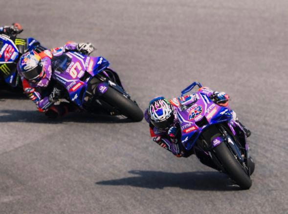 Para pembalap MotoGP berpacu di lintasan balap Chang International Circuit, Buriram