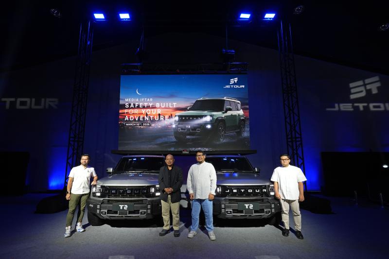 Petinggi Jetour dan instruktur safety Jusri Pulubuhu berpose di depan dia Jetour T2 yang tangguh