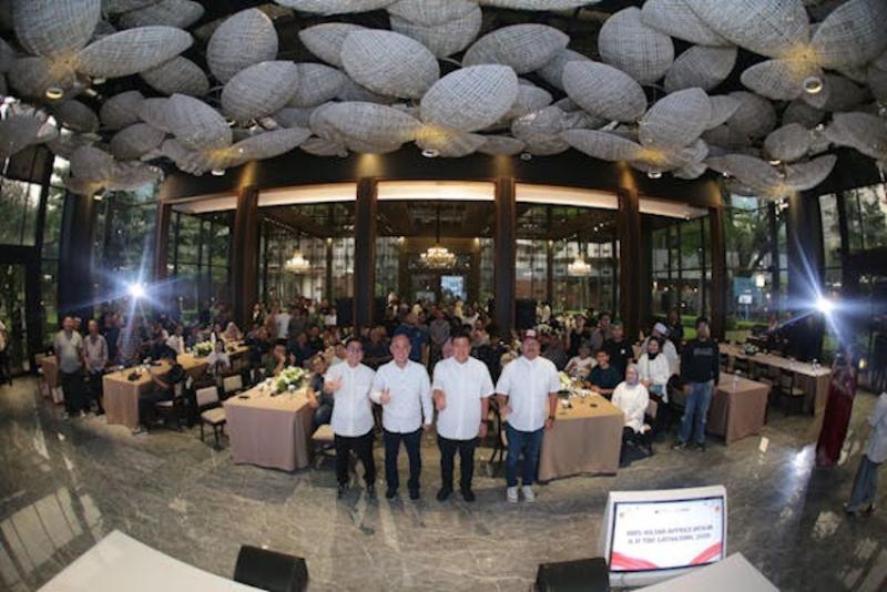 Petinggi Dyandra Promorsindo berfoto bersama para jurnalis saat Buka Puasa Bersama di Jakarta