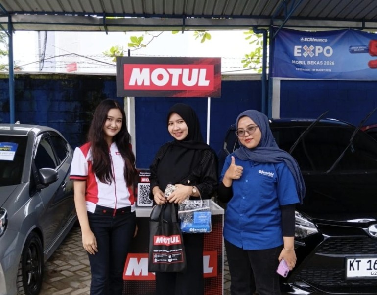 Konsumen OLXmobbi yang hadir meminang mobil bekas berkualitas dilengkapi pelumas Motul