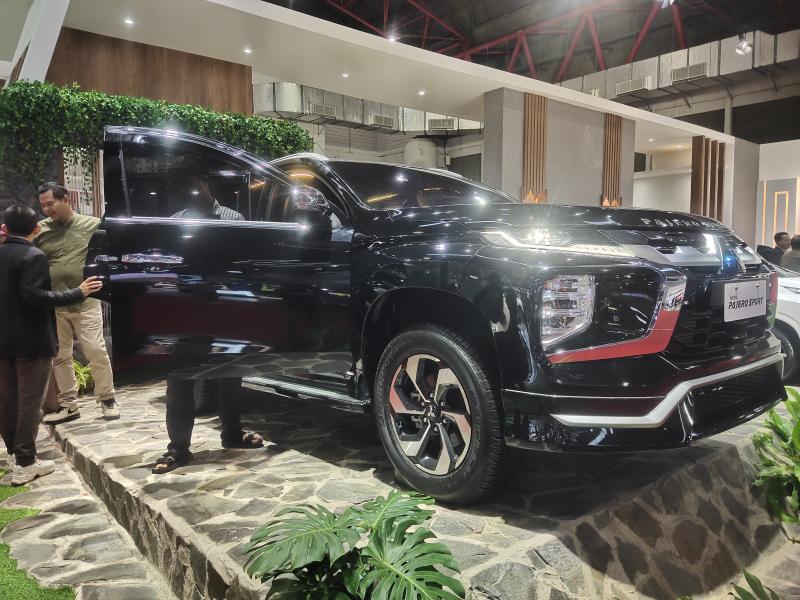 Pengunjung pameran yang tertarik dengan Mitsubishi New Pajero Sport yang tangguh 