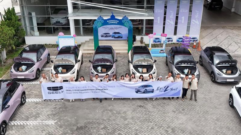 Para konsumen Geely yang semringah menerima unit Geely EX2