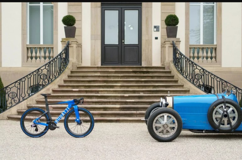 Sepeda Bugatti bersanding dengan mobil lawas Bugatti