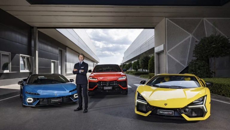 Petinggi Lamborghini berpose dengan mobil-mobil sportnya yang terkenal