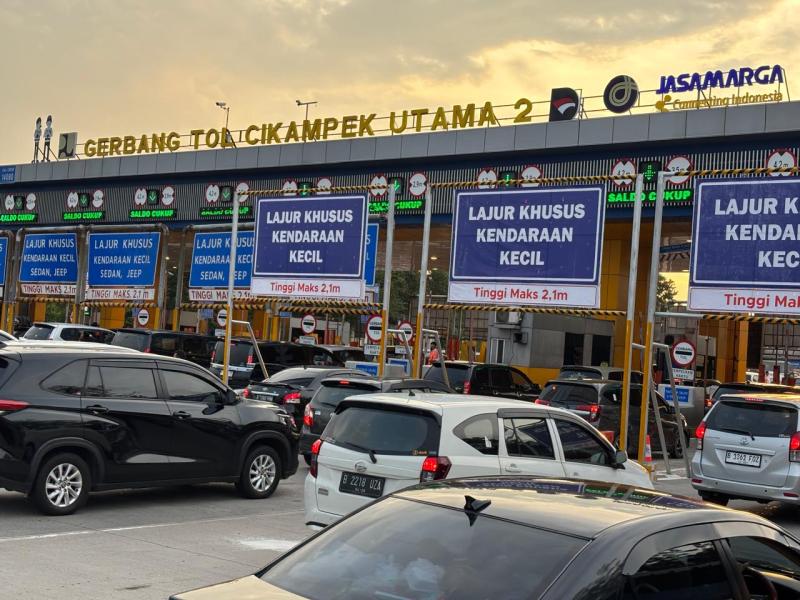 Antrian pemudik di salah satu gerbang tol saat arus balik