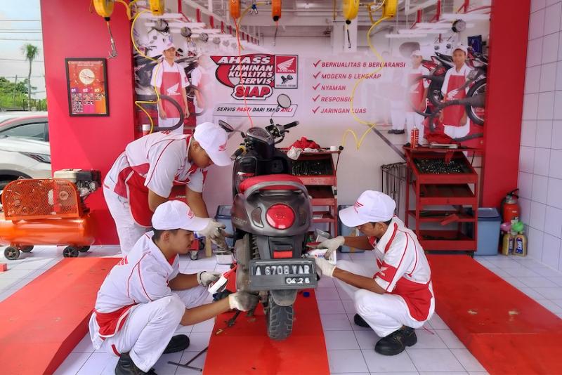 Para mekanik Honda sementara memeriksa kondisi keseluruhan motor konsumen pascamudik
